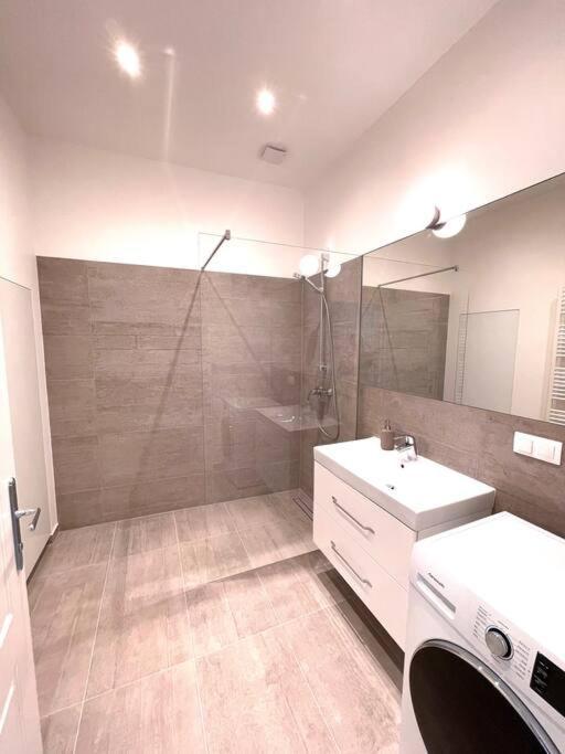 Brand New Spacious & Stylish Aptmt In City-Centre Вена Экстерьер фото