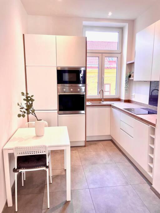 Brand New Spacious & Stylish Aptmt In City-Centre Вена Экстерьер фото